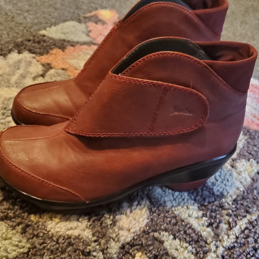 Jambu brand maroon booties